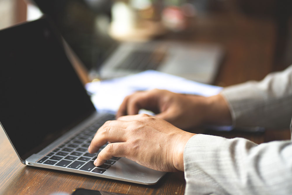 profesional trabajando en una computadora